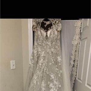 Beautiful wedding dress or leg Cassini brand size 16w cream colour
